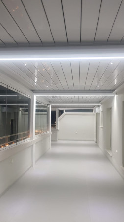 PÉRGOLA BIOCLIMATICA Y CORTINA DE CRISTAL