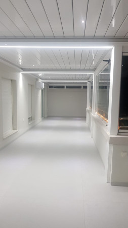 PÉRGOLA BIOCLIMATICA Y CORTINA DE CRISTAL